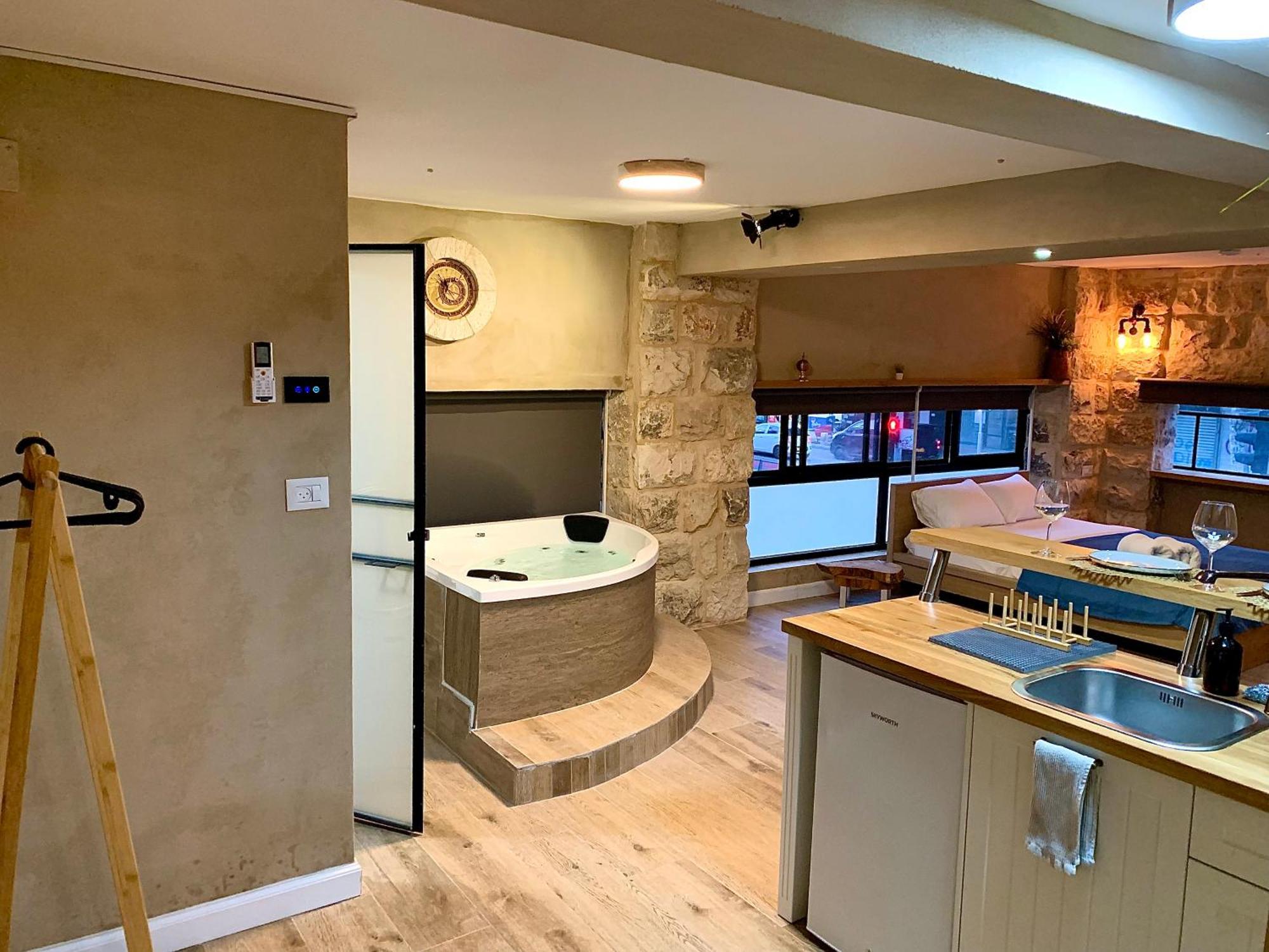 Boutique Apartment In Heart Of Haifa Buitenkant foto